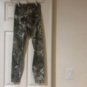 Lululemon Align Leggings 
Size 4
Barely worn…..excellent condition